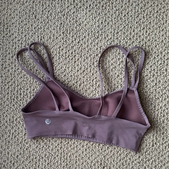 Lululemon like a cloud bra SIZE 4 - Picture 2 of 3